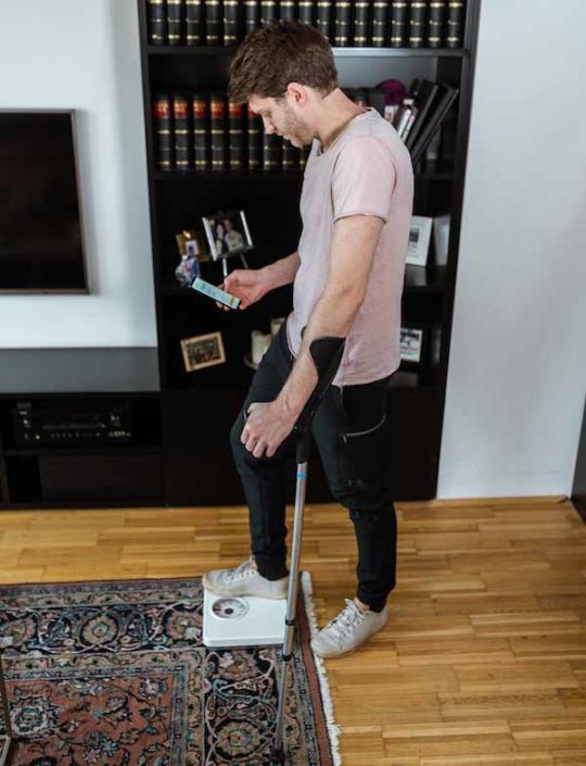 Patient sets partial load in the STAPPONE Rehab app using an analog scale