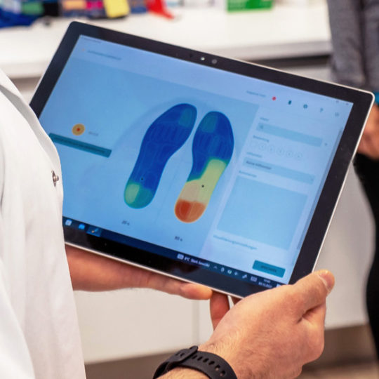 Tablet zeigt die Senosrsohlen-Druckbelastung als Heatmap