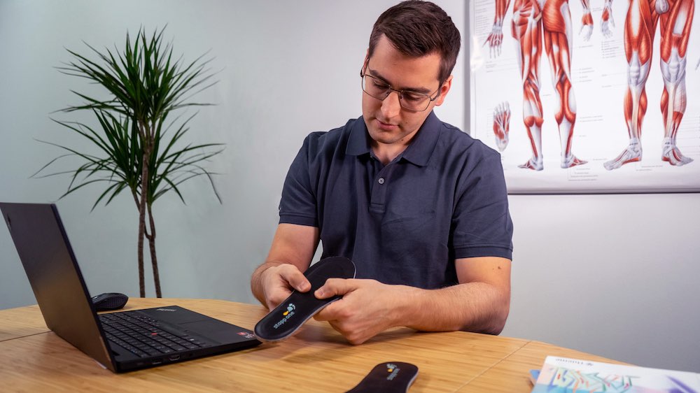 Physiotherapist with stappone sensor sole