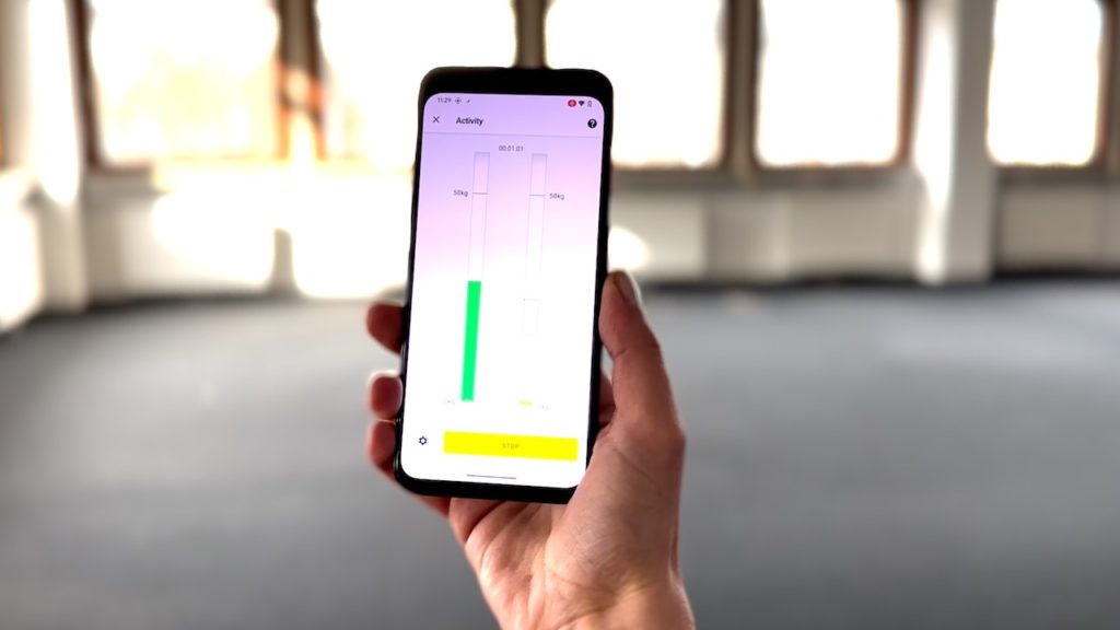 Smartphone mit Rehab App Screen