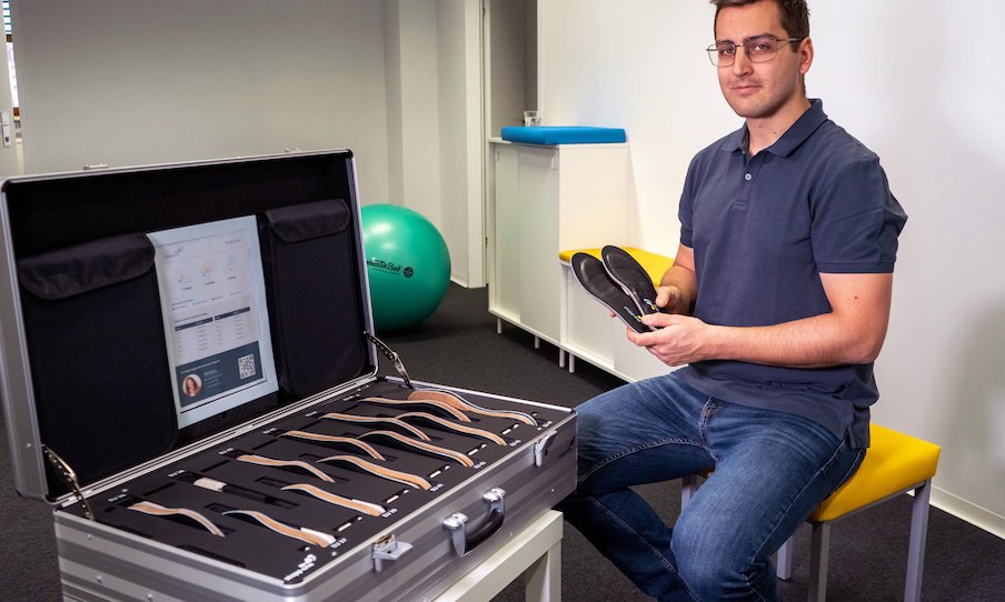 Physiotherapist is using stappone sensor soles