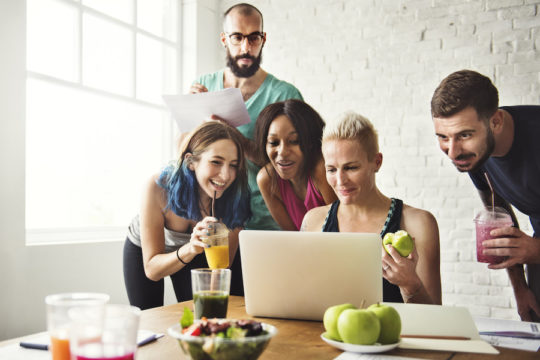 Erwachsene lernen gemeinsam stappone Akademie